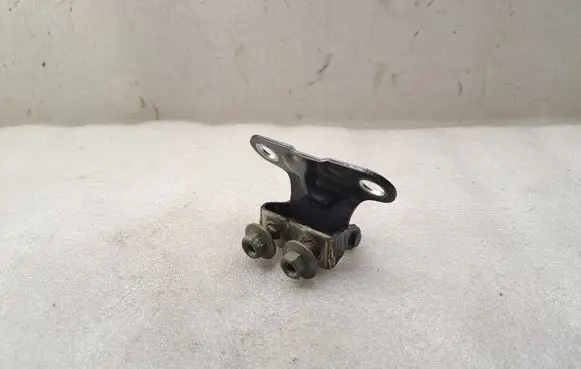 Toyota Avensis T250 Tailgate/trunk/boot hinge 6881005020