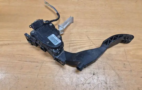 Volkswagen Golf IV Accelerator throttle pedal 1J1721503H 6PV00777001