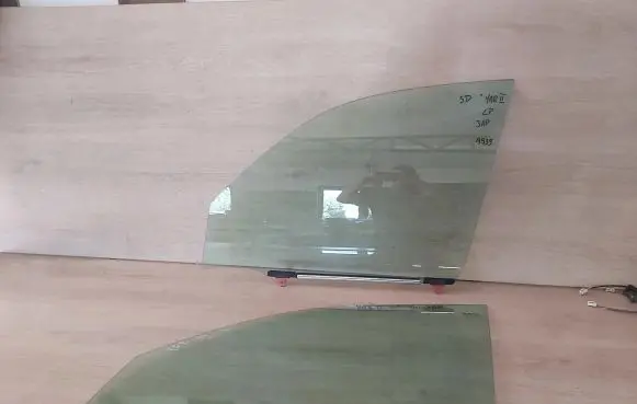 Toyota Yaris Sliding door window/glass 