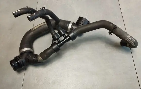 Engine coolant pipe/hose