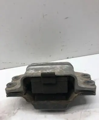 Volkswagen Golf V Engine mount bracket