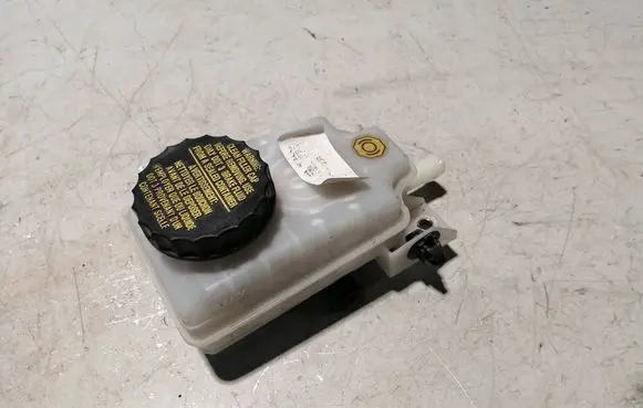 Nissan Pathfinder R52 Brake fluid reservoir