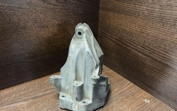 Engine mount bracket