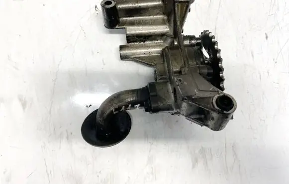 Volkswagen PASSAT B5 Oil pump 06A115105 670815-552