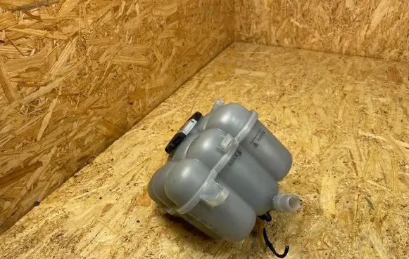 Audi Q7 4M Coolant expansion tank/reservoir 4M0121405AG