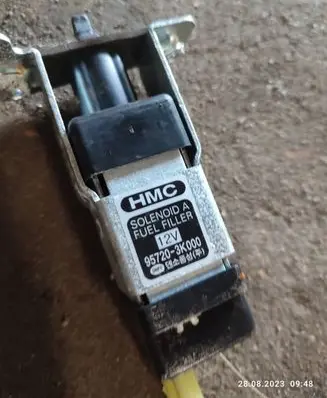 Fuel tank cap lock