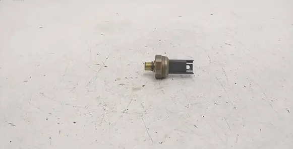 BMW 3 E90 E91 Fuel pressure sensor 7547883