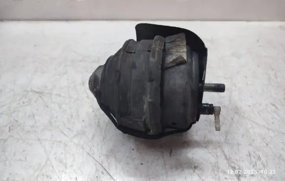 Volvo XC90 Engine mount bracket