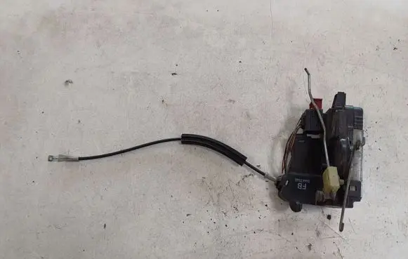 Opel Vectra C Front door lock 24447340