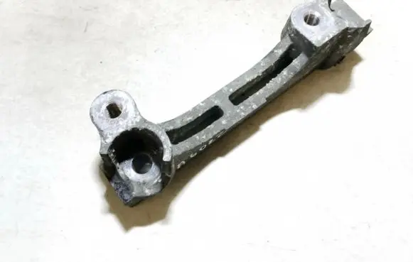 Toyota Auris 150 Engine mounting bracket