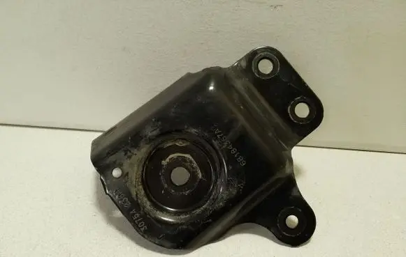 Jeep Cherokee Engine mounting bracket