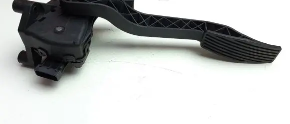 Opel Tigra B Accelerator throttle pedal 55351466 M7165