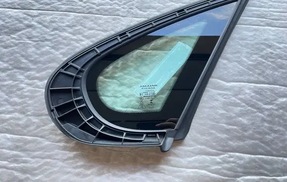 Jaguar XE Rear vent window glass 43R-011582BLCP E000199 DOT682AS2M3240