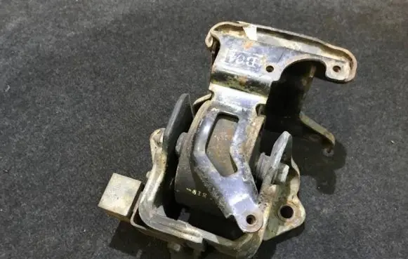 Hyundai Santa Fe Engine mount bracket 39410
