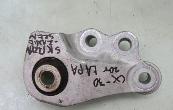 Mazda CX-30 Engine mounting bracket