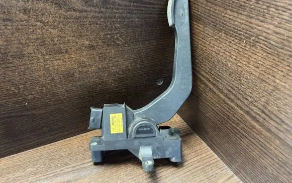 Iveco Daily 4th gen Accelerator throttle pedal 0281002633 504061735