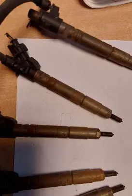 Volvo V70 Fuel injector 31303238