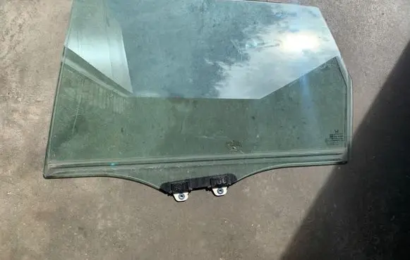 Honda CR-V Rear door window glass 43R00049 DOT24M25AS2