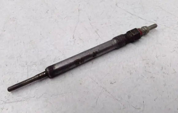 Volkswagen PASSAT B7 Glow plug 059963319J