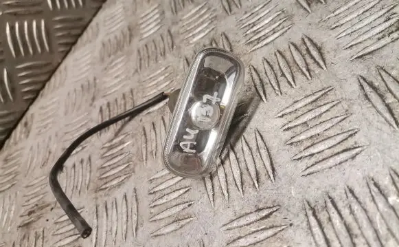 Audi A4 S4 B7 8E 8H Front fender indicator light