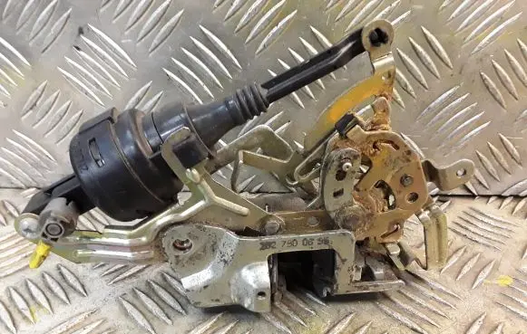 Mercedes-Benz C W202 Rear door lock 2027300635 A2027300635
