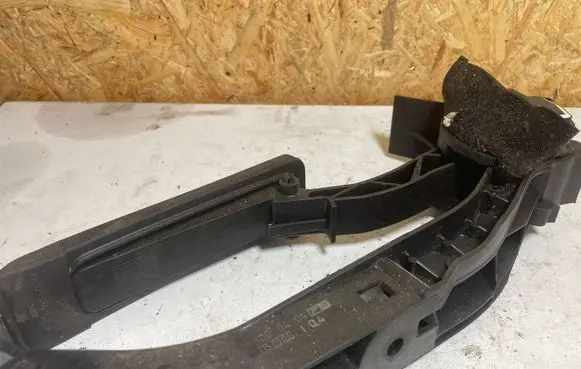 Mercedes-Benz E W211 Accelerator throttle pedal A2113000404