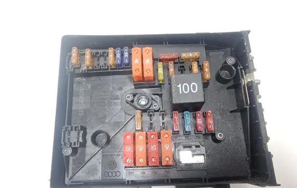 Volkswagen Touran I Fuse module 1K0937821C