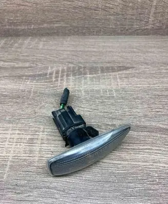 Front fender indicator light