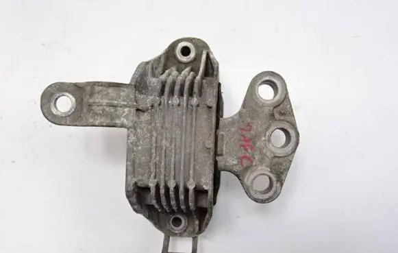 Engine mount vacuum valve