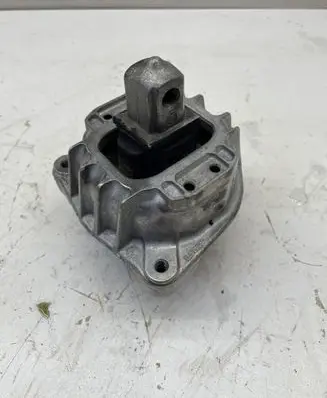 BMW 5 F10 F11 Engine mount bracket G2038310