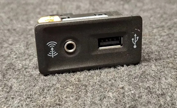 Volkswagen Golf VII USB socket connector 5G0035222F