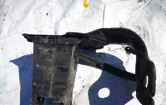Mercedes-Benz C W203 Front bumper mounting bracket 