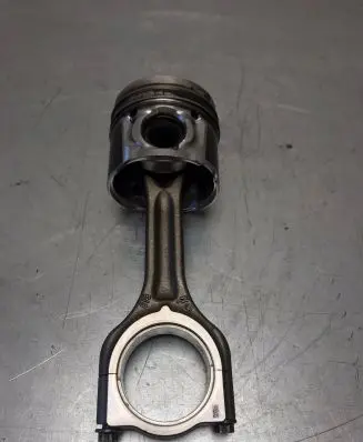 Ford Focus Piston with connecting rod 73L61
