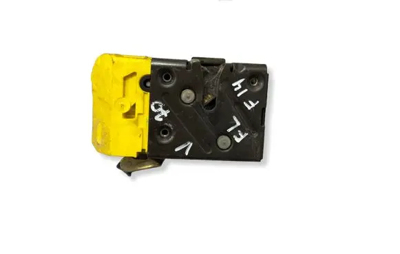 Volvo V70 Front door lock 30663041