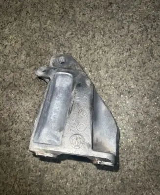 Engine mounting bracket
