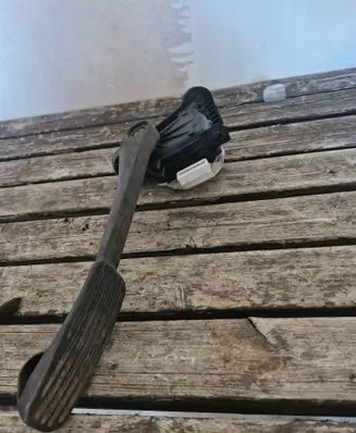 Accelerator throttle pedal