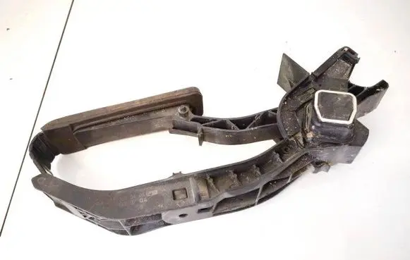 Mercedes-Benz C W203 Accelerator throttle pedal A2113000404