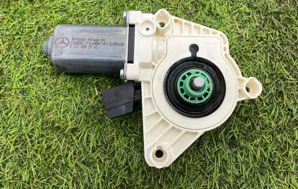 Mercedes-Benz S AMG W221 Rear door window regulator motor A2218202942