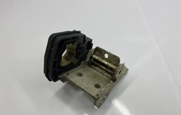 BMW 5 F10 F11 Radiator mount bracket 7186514