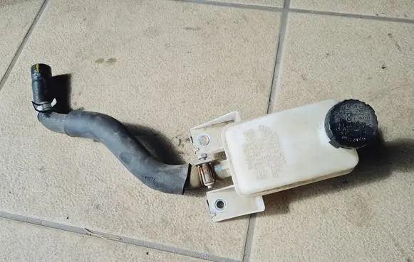 Nissan Leaf I (ZE0) Brake fluid reservoir 