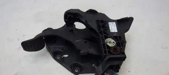 Opel Vivaro Brake pedal 465016415R