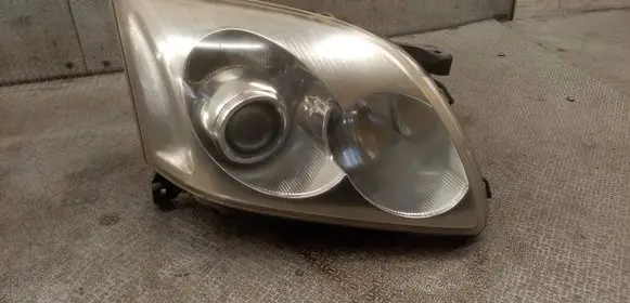 Toyota Avensis T250 Headlight/headlamp 