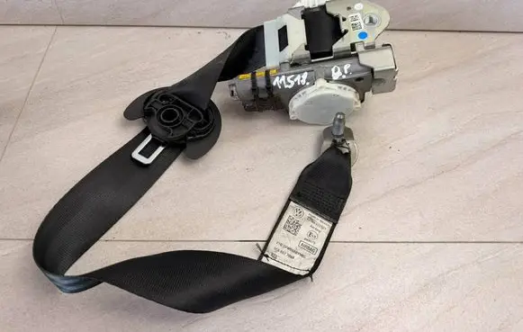 Volkswagen Jetta VI Front seatbelt 5C6857706B