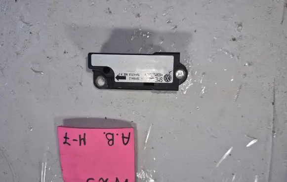 Volkswagen PASSAT B5 Airbag deployment crash/impact sensor 5WK41910 1J0909606N