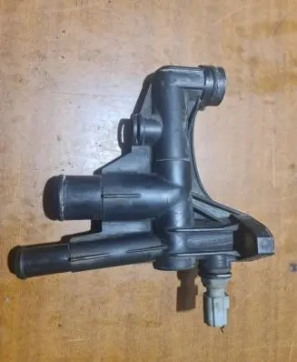 Ford Mondeo Mk III Thermostat/thermostat housing 1S7E8548BF