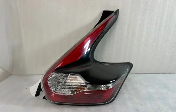 Nissan Juke I F15 Rear/tail lights L90049817