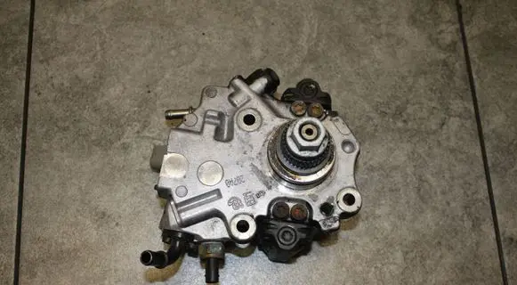 Mercedes-Benz E W212 Mechanical fuel pump A6510700701