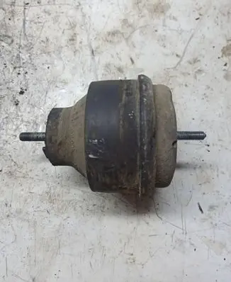 Volkswagen PASSAT B5 Engine mount bracket