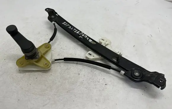 Rear door manual window regulator