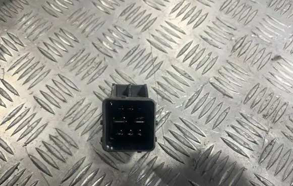 Citroen C4 SpaceTourer Glow plug pre-heat relay 9803299780